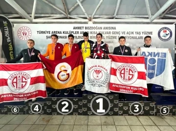 Yüzücüler Antalyaspor bayrağını kürsüye taşıdı
