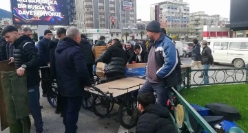 Bursa'da zabıta izinsiz ceviz ve kestane satan seyyar satıcılara göz açtırmadı