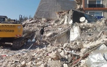 Zafer Partisi Bursa ekskavatörüyle, yardım malzemeleriyle deprem bölgesinde
