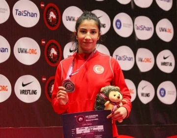 Zehra Demirhan, bronz madalya kazandı
