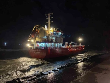 Zeytinburnu açıklarında fırtınayla sürüklenen gemi karaya oturdu: 11 kişilik mürettebat varagele yöntemiyle kurtarıldı
