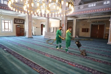Zeytinburnu’nda cami ve ibadethanelerde temizlik
