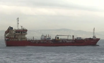 Zeytinburnu’nda karaya oturan gemi kurtarıldı

