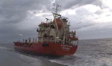 Zeytinburnu’nda lodos nedeniyle karaya oturan gemi görüntülendi
