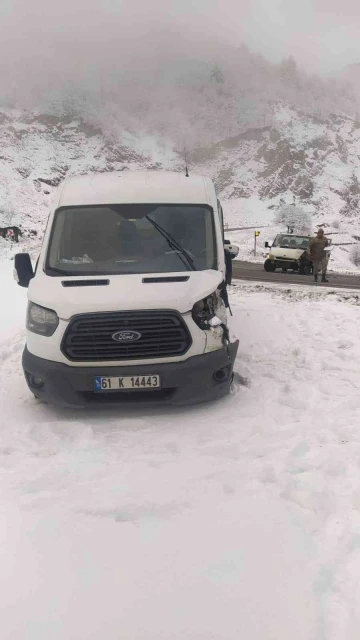 Zigana Dağı’nda karlı yolda kaza: 2 yaralı
