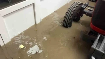 Zile’de ev ve iş yerleri sular altında kaldı: Vatandaşlar kendi çabalarıyla suyu tahliye etmeye çalıştı
