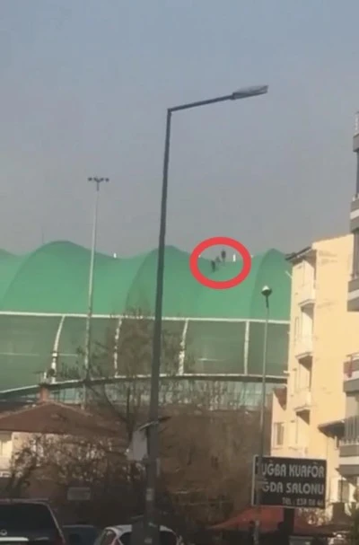 Bursa'da kimliği belirsiz kişiler Timsah Arena'nın çatısına çıktı