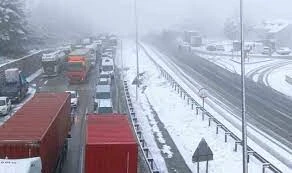 Bursa-İstanbul yolu karda trafiğe kapanmıştı...İşte kaza anı