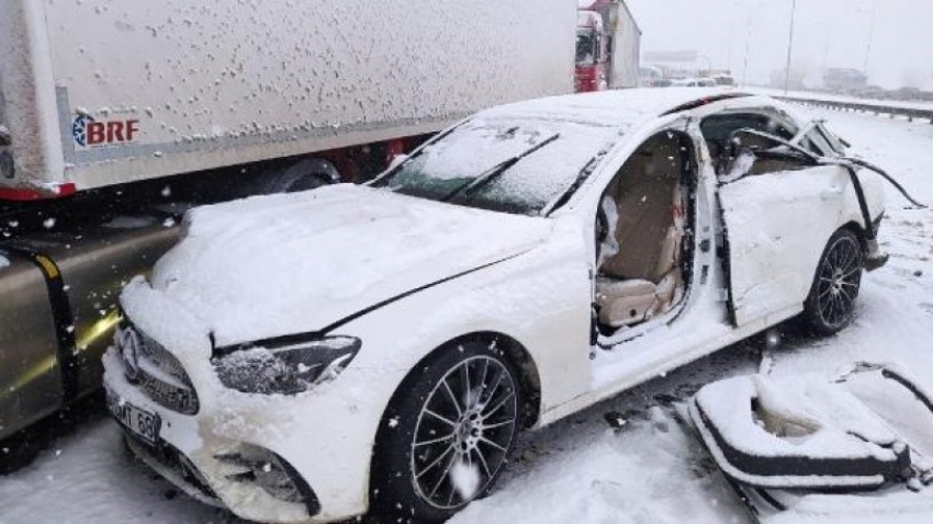 Yoğun kar kaza getirdi, 24 araç birbirine girdi