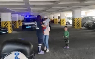 Otomobilde kilitli kalan çocuğu itfaiye kurtardı
