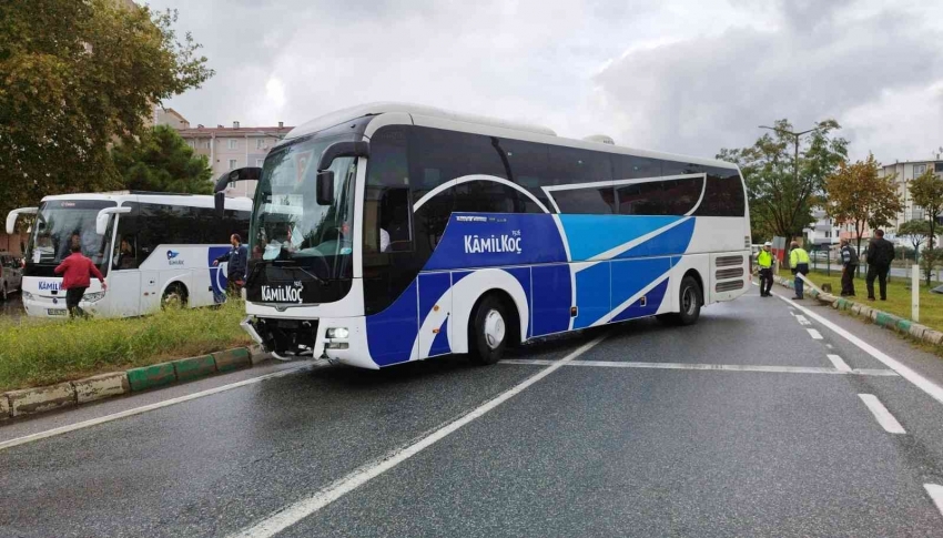 Bursa'da faciadan dönüldü! Yolcu otobüsü bariyerlere çarptı