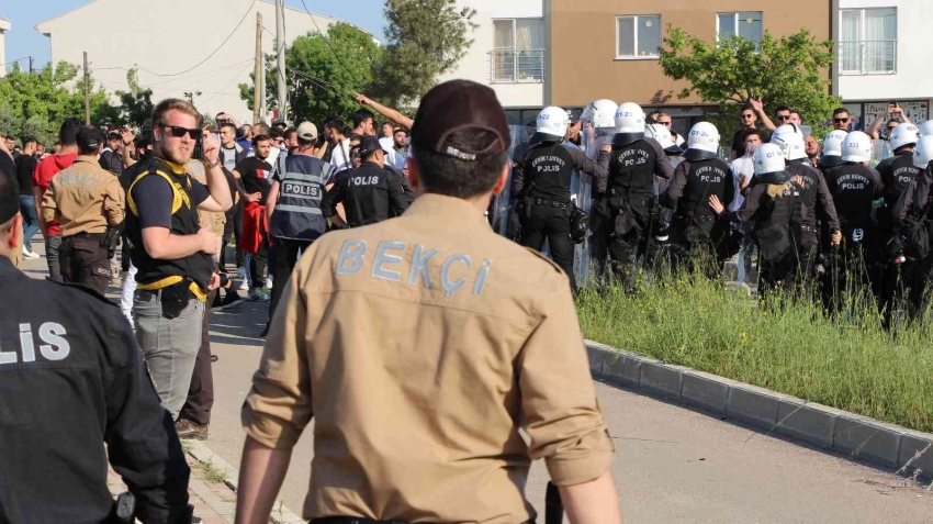 Bursasporlu taraftarlara polis müdahalesi 