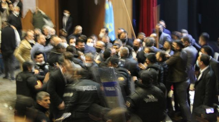 Alparslan Türkeş'i anma etkinliğinde kavga çıktı