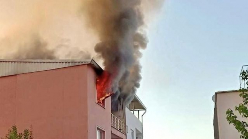 Bursa'da cinnet geçiren adam evini yaktı