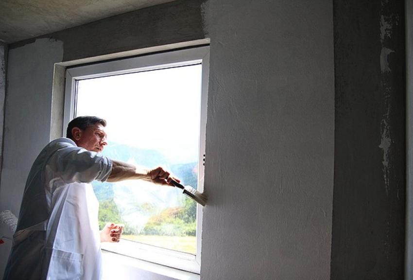 Slovenya Cumhurbaşkanı Boşnak ailenin evini boyadı