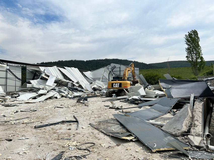 Nilüfer'de tarım arazisine yapılan kaçak fabrika yıkıldı